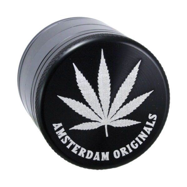 Hliníková drtička s kvalitními zuby ve tvaru diamantu, uzpůsobené pro jemné drcení bylinek. Drtička má čtyři části a průměr 50 mm. Drtička je lehká s magnetickým uzávěrem.  Čtyřdílná drtička s pevným magnetickým uzavíráním a úschovnou Kvalitní zuby pro lepší drcení Průměr: cca 50 mm